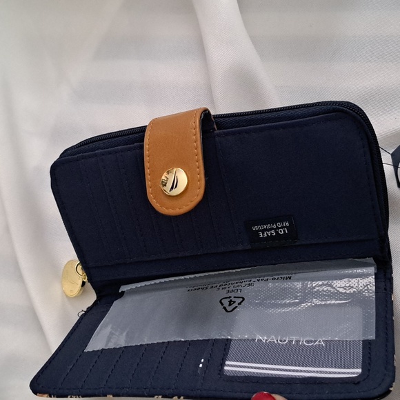 Nautica zip around wallet - Picture 3 of 4